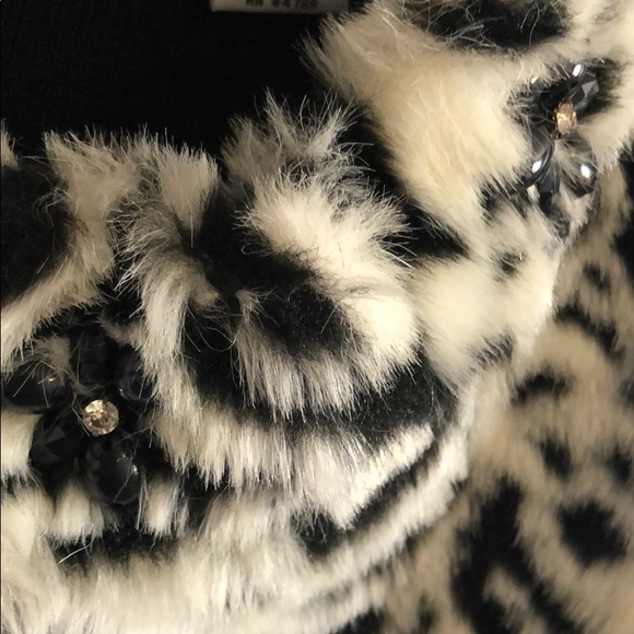 Faux Fur Vest with rhinestone flower details - Picture 4 of 7